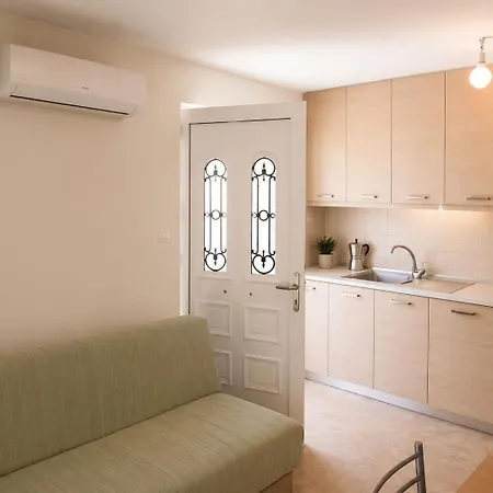 Cozy At Centre 아파트 모넴바시아